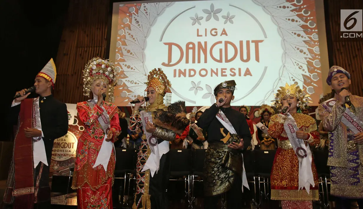 Peserta Liga Dangdut Indonesia membawakan lagu saat jumpa pers di SCTV Tower, Jakarta, Jumat (12/1). Liga Dangdut Indonesia, Indosiar akan memperkenalkan ke 170 peserta perwakilan 34 provinsi. (Liputan6.com/Herman Zakharia)