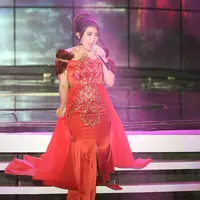 Bukan hanya duet bersama Iwan Fals, Via Vallen juga duet bareng penyanyi lainnya, dan salah satunya adalah Zaskia Gotik. Mereka membawakan lagu Via Vallen bertajuk “Sayang” dengan gaya yang berbeda. (Bambang E.Ros/Bintang.com)