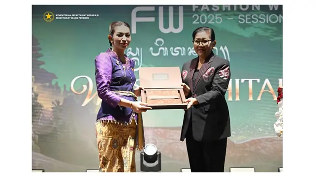 Potret Selvi Ananda Pakai Kebaya Ungu dan Songket Kuning Hadiri DBFW 2025