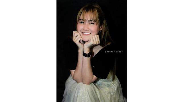 Nella Kharisma juga terlihat imut saat melakukan pemotretan, senyumannya berhasil membuat netizen terpanah.