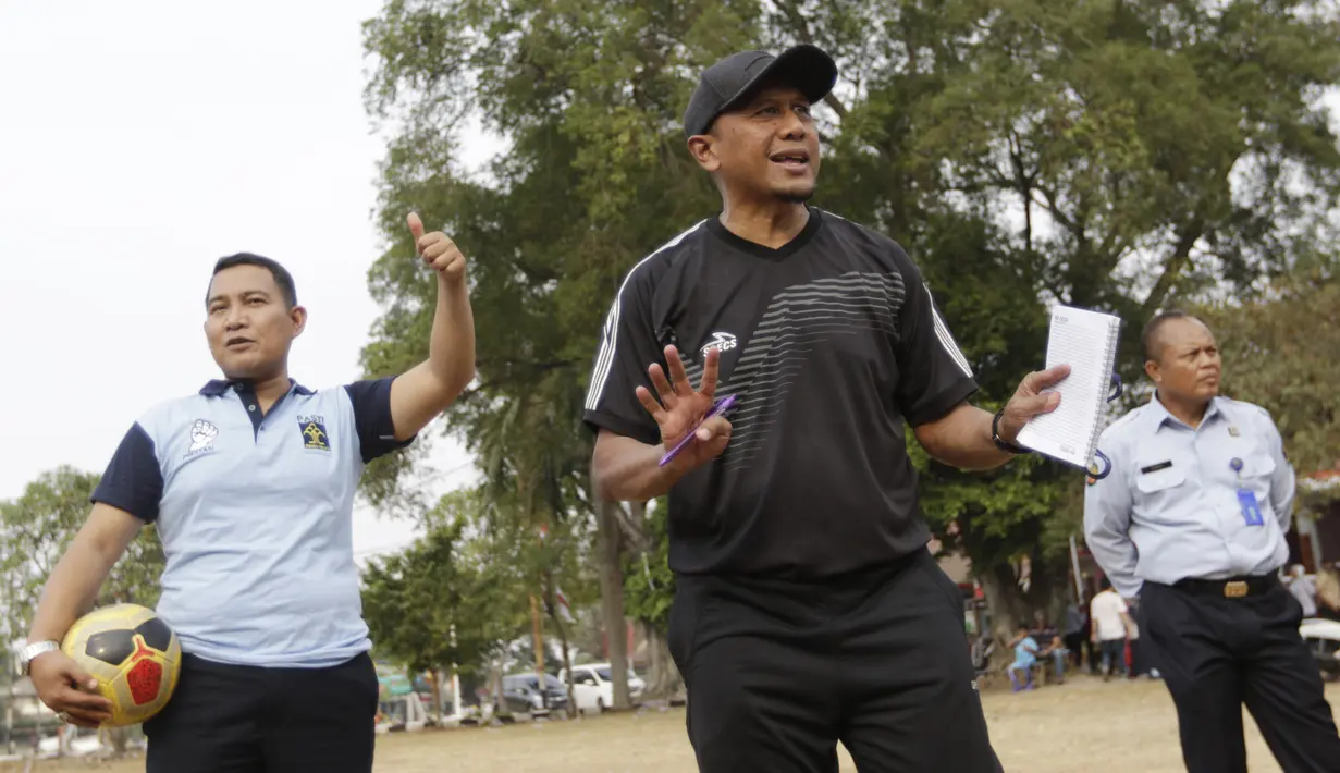Pelatih Tira Persikabo, Rahmad Darmawan, memberikan instruksi saat memberikan pelatihan di Lembaga Pemasyarakatan Anak Tangerang, Banten, Senin (26/8). Latihan ini dalam rangka rencana pembuatan film. (Bola.com/Vitalis Yogi Trisna)