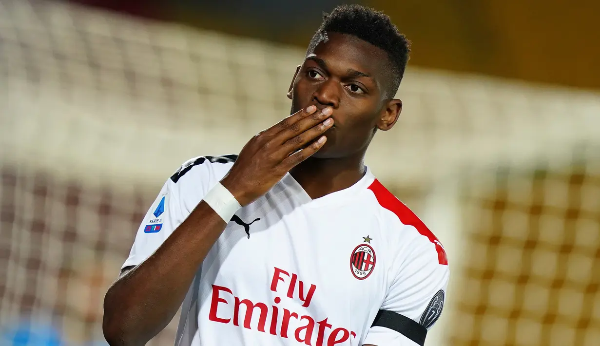 Penyerang AC Milan, Rafael Leao berselebrasi setelah mencetak gol ke gawang Lecce pada pertandingan lanjutan liga Serie A Italia di stadion Via del Mare di Lecce, Italia (22/6/2020). AC Milan menang telak atas Lecce 4-1. (Spada/LaPresse via AP)