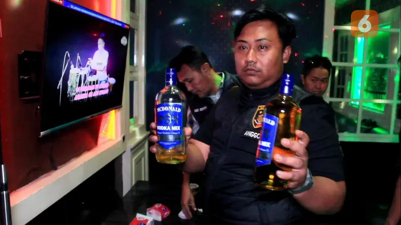 THM berkedok karaoke keluarga di Kota Sukabumi kedapatan menjajakan minuman beralkohol (Liputan6.com/Fira Syahrin).