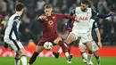Babak pertama ditutup dengan keunggulan Tottenham Hotspur atas AS Roma degan skor 2-1. (JUSTIN TALLIS/AFP)