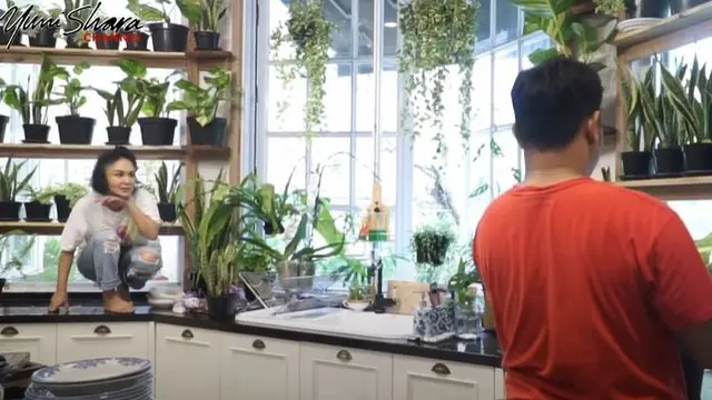 Asri Penuh Tanaman Hijau, Ini 6 Potret Dapur Unik Milik Yuni Shara