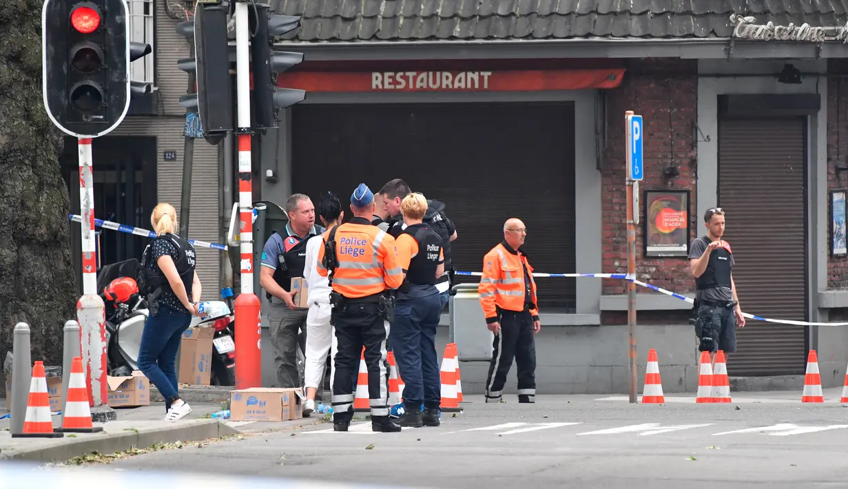 Sejumlah polisi berjaga di dekat lokasi penembakan di Liege, Belgia (29/5). Setelah menembak dua polisi dan seorang pejalan kaki, pelaku melarikan diri dan memasuki SMA Athenee de Waha. (AP/Geert Vanden Wijngaert)