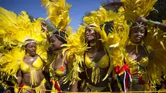 Sejumlah perempuan mengenakan kostum saat mengikuti West Indian Day Parade di Brooklyn, New York, Senin (7/9/2015). Parade yang berlangsung tiap tahun ini merayakan budaya Karibia dan sejarah. (REUTERS/Andrew Kelly)
