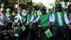 Plt Ketua Umum Partai Persatuan Pembangunan (PPP) Mardiono bersama rombongan petinggi PPP naik sepeda listrik saat mengajukan berkas bakal calon anggota legislatif (Bacaleg) di Gedung KPU, Jakarta, Jumat (12/5/2023). (Liputan6.com/Johan Tallo)