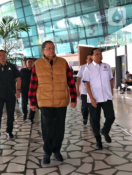 Sekadar informasi, para penggawa bola voli Indonesia sejatinya sempat menelan kekecewaan saat melakoni laga perebutan posisi 7-10 sehari sebelumnya. Mereka takluk 2-3 dari Pakistan dalam pertandingan yang dihelat di Ghadir Arena, Urmia, Iran, Jumat, 25 Agustus 2023. (Liputan6.com/Angga Yuniar)
