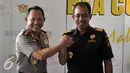 Kapolri Jenderal Pol Tito Karnavian (kiri) berjabat tangan dengan Dirjen Bea dan Cukai Heru Pambudi usai menggelar rapat koordinasi di Jakarta, Selasa (2/8). (Liputan6.com/Johan Tallo)