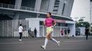 Lari jadi olahraga yang diminati Nia, ia tampil dengan atasan pink dipadukan celana short hijau neon. Ia pun mengenakan kaos kaki panjang di atas running shoesnya. (@ramadhaniabakrie)