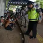 Petugas kepolisian mengamankan sejumlah orang yang diduga akan melakukan unjuk rasa di Kawasan Senayan, Jakarta, Kamis (8/10/2020). Mereka diduga hendak unjuk rasa menolak Undang-Undang Omnibuslaw Cipta Kerja di Gedung DPR. (merdeka.com/Imam Buhori)