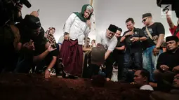 Komedian Indro Warkop menggali makam untuk mendiang istrinya, Nita Octobijanthy di TPU Tanah Kusir, Jakarta, Rabu (10/10). Nita meninggal di usia 59 tahun. (Liputan6.com/Faizal Fanani)