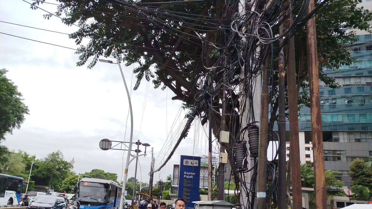 Kabel semrawut di Jalan Ikhwan Ridwan Rais, Jakarta Pusat. (Liputan6.com/Ady Anugrahadi)