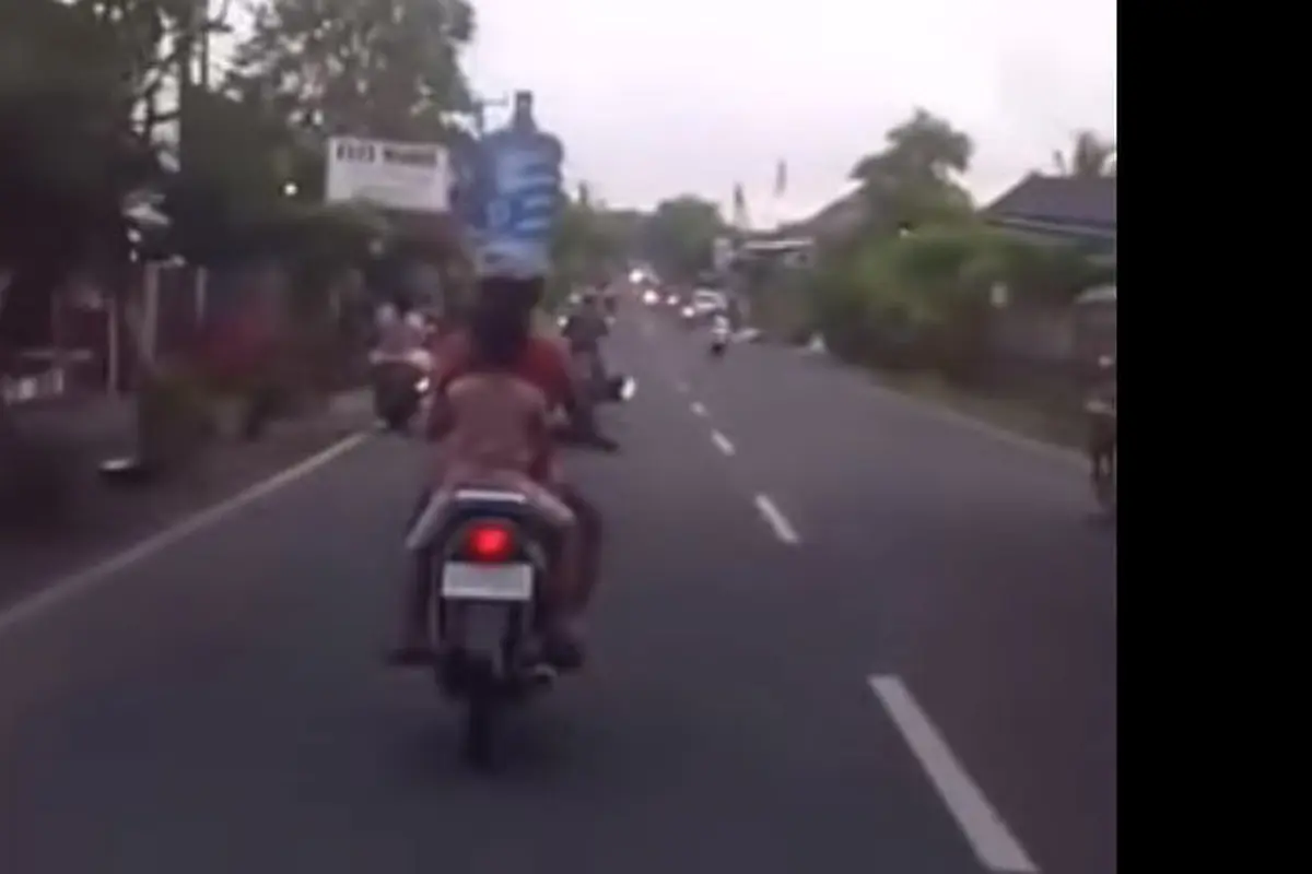 Greget! Ibu di Bali Naik Motor Sambil Bawa Air Galon di Kepala!