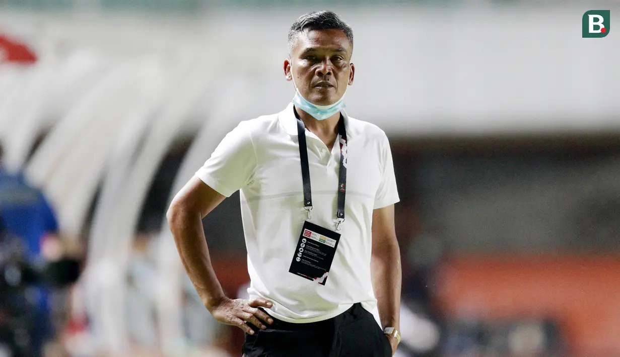 Hendri Susilo dipecat akibat rentetan hasil buruk yang dialami oleh Persiraja Banda Aceh. Ia didepak dari kursi kepelatiahan pada 27 Oktober 2021 akibat hanya mampu meraih satu kemenangan dari sembilan kali pertandingan. (Bola.com/M Iqbal Ichsan)