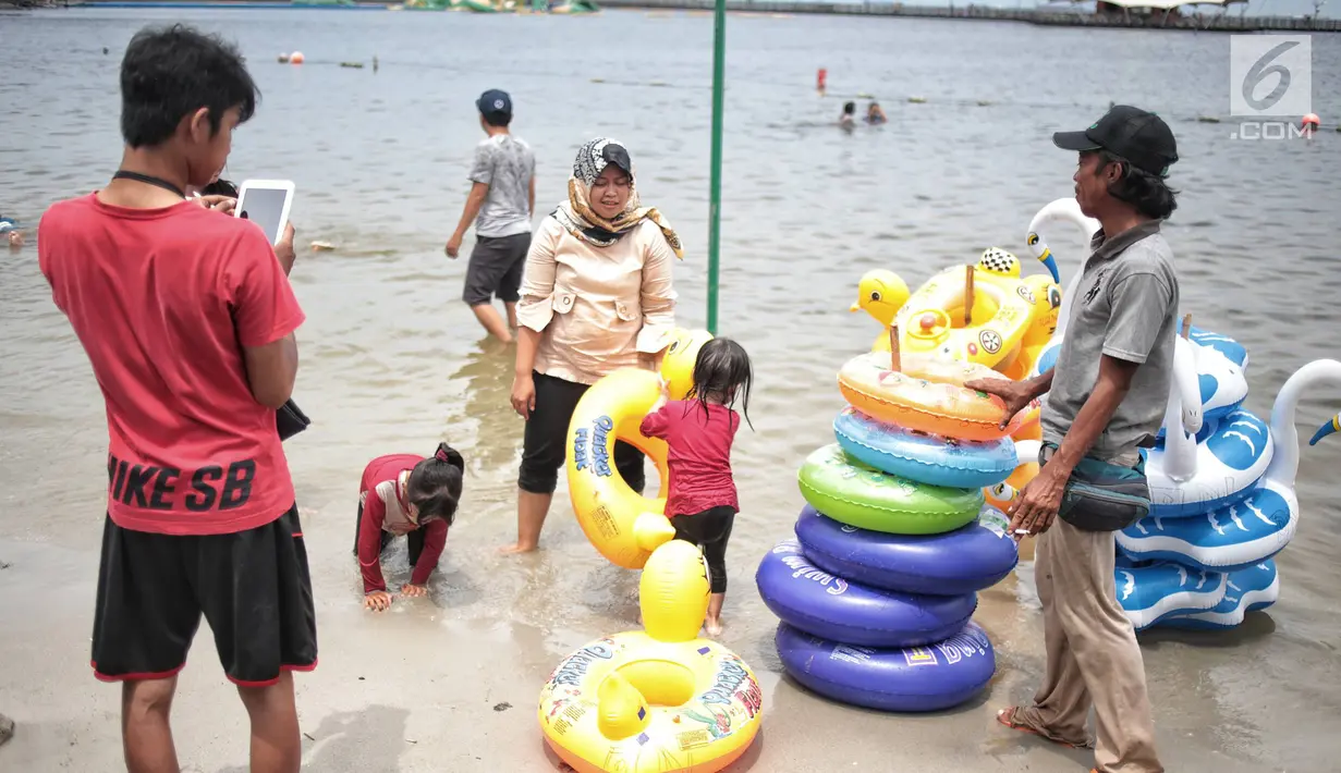 Seorang anak bersiap berenang di Beach Pool Ancol, Jakarta, Selasa (25/12). Pasangnya air laut dan cuaca buruk mengakibatkan pantai Ancol sepi pengunjung saat libur Natal 2018. (Liputan6.com/Faizal Fanani)