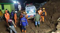 Tim SAR gabungan mencari korban longsor di wilayah Desa Cihanjuang, Kecamatan Cimanggung, Kabupaten Sumedang, Jawa Barat, Sabtu (9/1/2021). (Foto: Dok Basarnas)