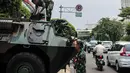 Prajurit TNI dan  satu unit kendaraan Anoa terlihat di kawasan LTC Glodok, Jakarta, Jumat (18/10/2019). Menjelang pelantikan Presiden dan Wakil Presiden, kawasan Glodok menjadi salah satu titik yang diperketat pengamanannya. (Liputan6.com/Faizal Fanani)