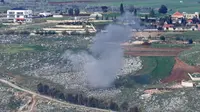 Asap di lokasi penembakan artileri Israel yang menargetkan daerah Desa Yohmor di Lebanon selatan setelah tembakan roket ke arah Israel utara pada 22 Maret 2025. (Rabih DAHER / AFP)