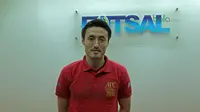 Pelatih Futsal Timnas Indonesia, Kensuke Takahashi saat memberikan keterangan pers di MNC Tower, Jakarta, Senin (2/4/2018). (Bola.com/Nick Hanoatubun)