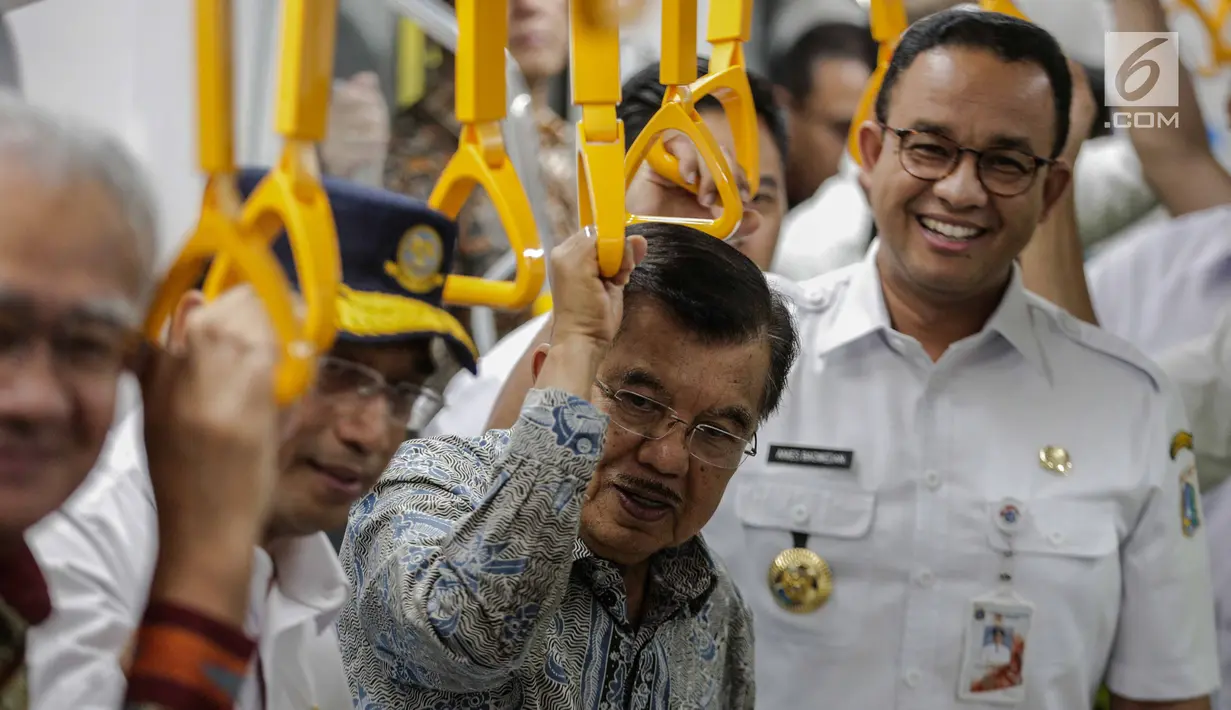 Wakil Presiden Jusuf Kalla didampingi Menteri Perhubungan Budi Karya Sumadi dan Gubernur DKI Anies Baswedan menjajal MRT dari Stasiun Bundaran HI, Jakarta, Rabu (20/2). Kalla menaiki MRT dari Bundaran HI menuju Lebak Bulus. (Liputan6.com/Faizal Fanani)