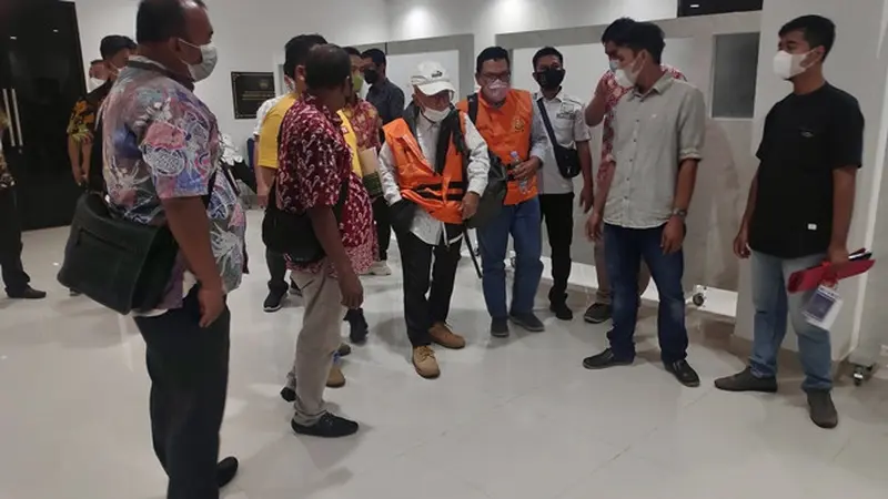 Dua tersangka korupsi RSUD Bangkinang (pakai rompi oranye) saat digiring petugas Kejati Riau ke mobil tahanan.