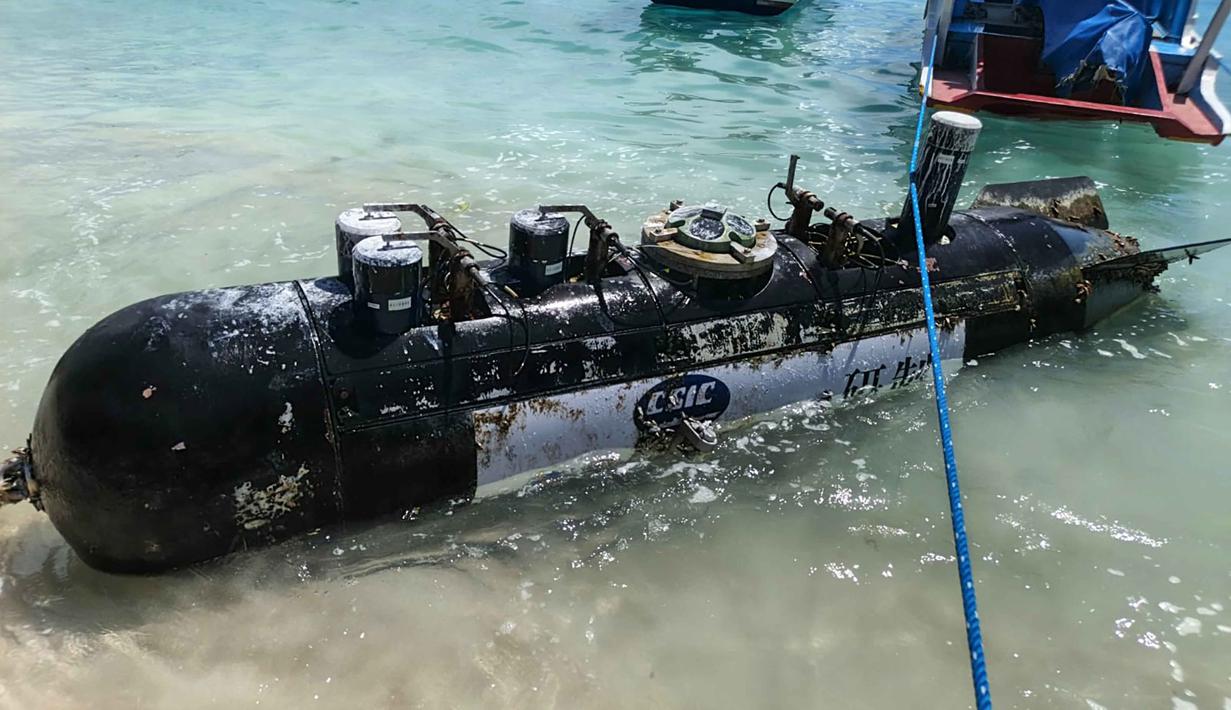 Sebuah foto yang diambil pada 6 April 2026 menunjukkan sebuah objek mirip torpedo dengan panjang 3,7 meter dan lebar 65 sentimeter, yang ditemukan oleh seorang nelayan di dekat Selat Lombok setelah terseret ke pantai di Gili Trawangan, Nusa Tenggara Barat. Sebuah benda mirip torpedo sepanjang kurang lebih 3,7 meter tersebut ditemukan oleh nelayan di perairan Gili Trawangan, Lombok Utara, Nusa Tenggara Barat. (Foto oleh AFP)