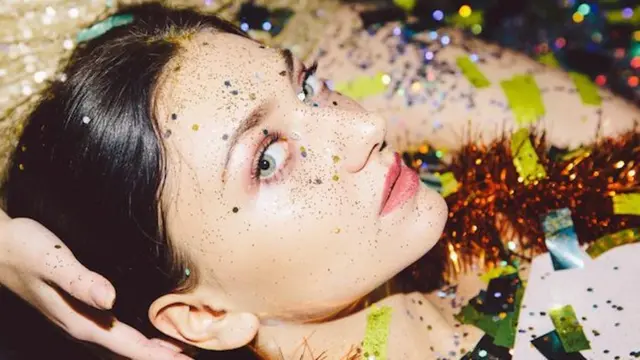 Trend Baru, Merawat Wajah Menggunakan Masker dengan Taburan Glitter