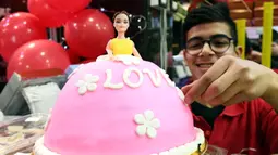 Pembuat kue memberikan sentuhan akhir pada sebuah kue berbentuk hati pada momen Hari Valentine di Damaskus, Suriah, Rabu (12/2/2020). (Xinhua/Ammar Safarjalani)