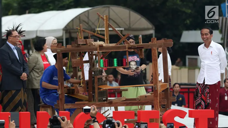 Kunjungi Festival Sarung Indonesia 2019, Jokowi Coba Alat Tenun