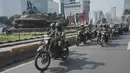 Para personel TNI difokuskan berjaga pada objek-objek vital, seperti gedung pemerintahan, dan ruas-ruas jalan utama yang dinilai rawan kericuhan. (AP Photo/Tatan Syuflana)
