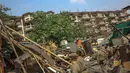 Sebanyak 350 personel gabungan dikerahkan dalam pembongkaran ratusan bangunan semi permanen tersebut, Jakarta, (22/10/14). (Liputan6.com/Faizal Fanani) 