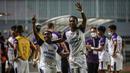 Gelandang Persita, Billy Keraf (kiri) dan penyerang Altariq Ballah melakukan selebrasi kemenangan usai laga pekan pertama BRI Liga 1 2021/2022 antara Persipura Jayapura melawan Persita Tangerang di Stadion Pakansari, Bogor, Sabtu (28/08/2021) malam WIB. (Bola.com/Bagaskara Lazuardi)