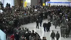 Tentara Korea Selatan mengantre saat mengikuti job fair di ruang pameran KINTEX, Goyang, Korea Selatan, Rabu (20/3). Para tentara yang mengikuti job fair ini adalah mereka yang akan diberhentikan dalam waktu dekat. (JUNG Yeon-Je/AFP)