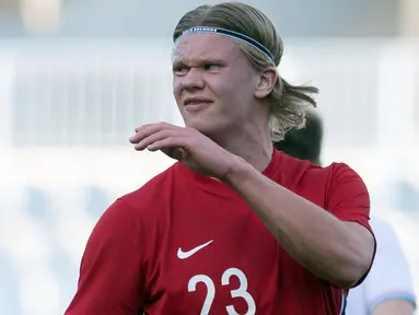 Erling Haaland - Penyerang ganas Borussia Dortmund ini dipastikan akan absen di Piala Dunia 2022. Norwegia harus rela kehilangan tiket mentas di Qatar usai takluk 0-2 dari Belanda di laga penentuan. (AFP/Jorge Guerrero)