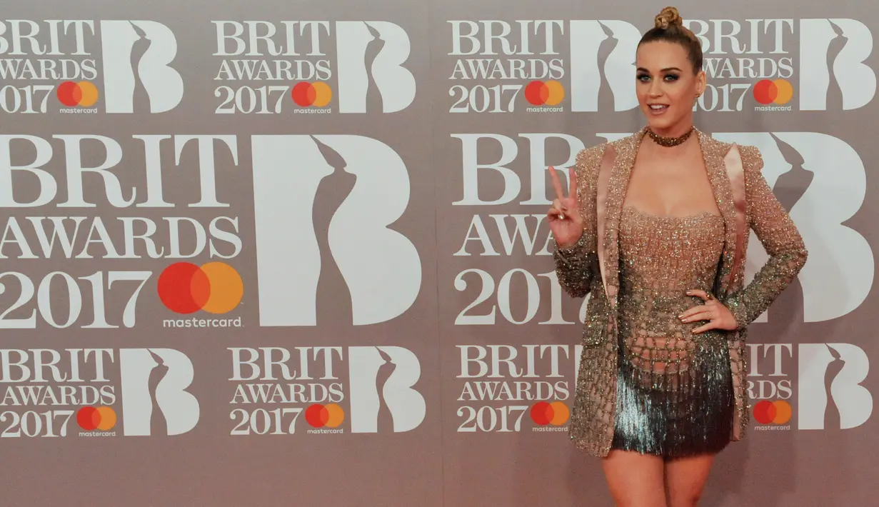 Penyanyi AS, Katy Perry menghadiri ajang penghargaan musik tahunan Brit Awards 2017 di The O2 Arena, London, Rabu (22/2).  Katy Perry memilih mengenakan mini dress untuk penampilan red carpetnya. (NIKLAS HALLE'N/AFP)