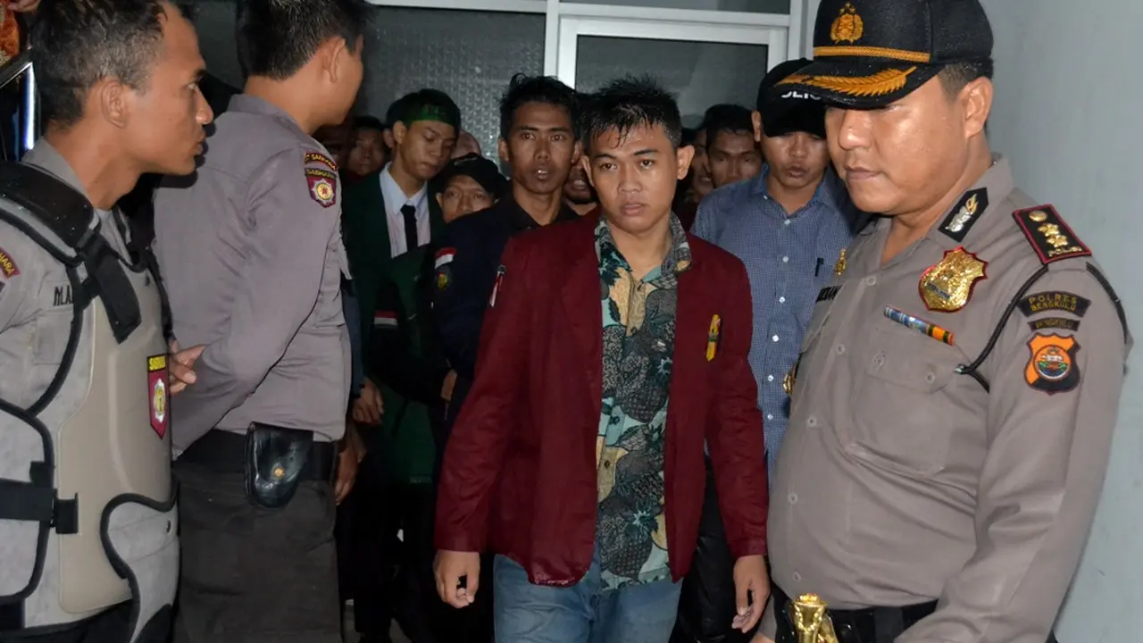 Aksi 121 Mahasiswa Bengkulu Sweaping Gedung DPRD 