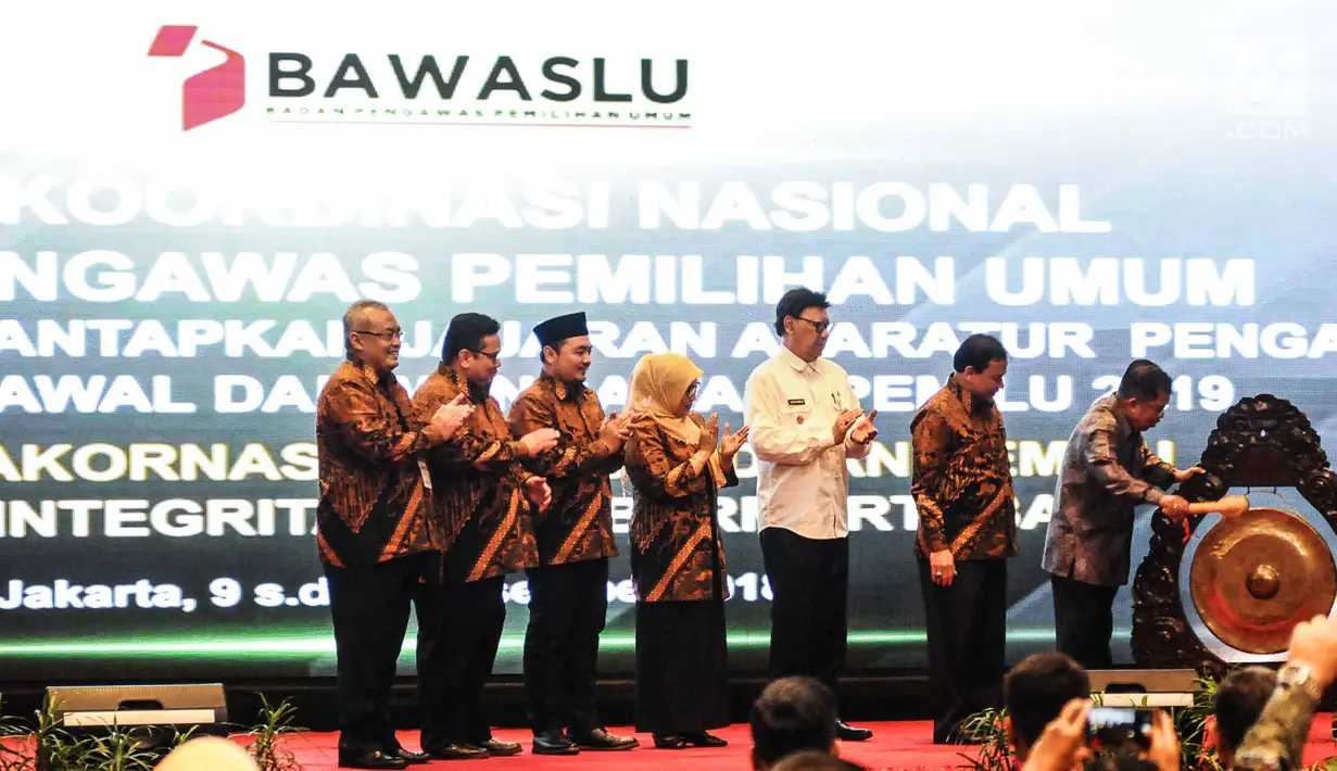 Wakil Presiden Jusuf Kalla didampingi pimpinan Badan Pengawas Pemilu RI dan Menteri Dalam Negeri, Tjahjo Kumolo membuka Rapat Koordinasi Nasional (Rakornas) Bawaslu di kawasan Ancol, Jakarta, Senin (10/12). (Liputan6.com/Faizal Fanani)