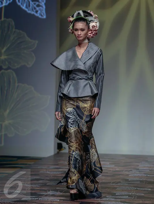 Model membawakan busana rancangan Denny Wirawan saat tampil di  IPMI Trend Show 2017, Jakarta, Jumat (11/11). Bertajuk "Wanderlust, Dancing in the Sun" Denny Wirawan menampilkan  24 busana. (Liputan6.com/Faizal Fanani)