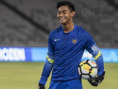 Kiper Timnas Indonesia, Satria Tama, tersenyum saat latihan di SUGBK, Jakarta, Sabtu (13/1/2018). Timnas Indonesia menggelar latihan terakhir sebelum laga persahabatan melawan Islandia. (Bola.com/Vitalis Yogi Trisna)