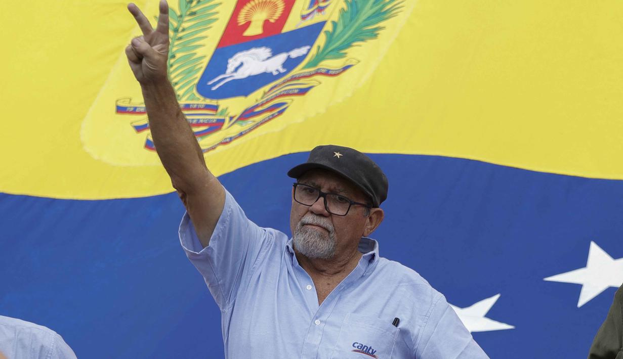 Kedua langsung dibawa dibawa ke Amerika Serikat untuk menghadapi dakwaan federal. Tampak dalam foto, seorang demonstran mengacungkan tanda kemenangan saat pawai dukungan untuk mantan Presiden Venezuela Nicolas Maduro dalam unjuk rasa yang diselenggarakan oleh para pekerja di Caracas pada 14 Januari 2026. (Pedro MATTEY/AFP)