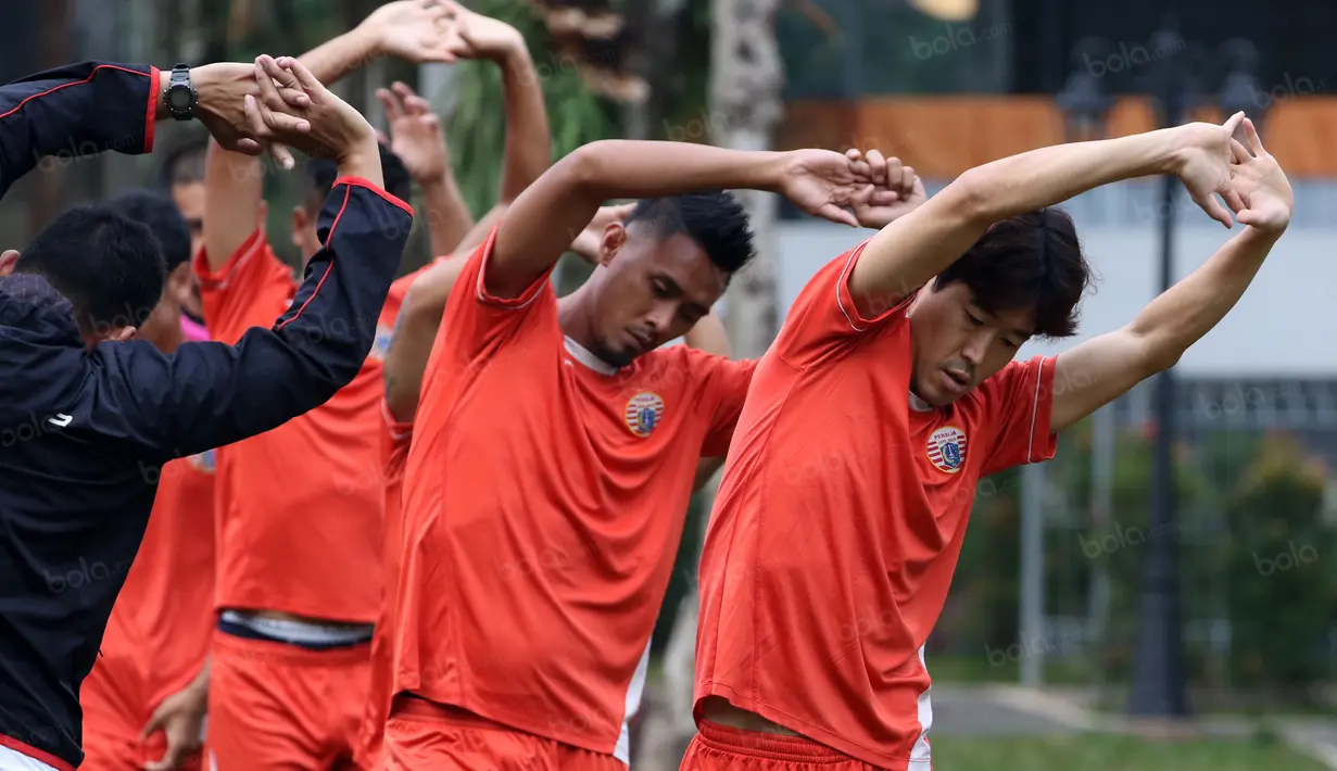 Maman Abdurahman dan Hok Soon-hak meregangkan otot saat latihan ringan tim Persija Jakarta di Bandung, Sabtu (16/7/2016). (Bola.com/Nicklas Hanoatubun)