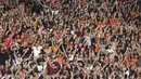 Hingga akhir pertandingan, Persija mampu mempertahankan keunggulan dua gol ini. Tampak dalam foto, pendukung Persija saat menyaksikan pertandingan pekan ke-14 BRI Super League musim 2025/2026 di Stadion Utama Gelora Bung Karno, Jakarta, Jumat (28/11/2025). (Bola.com/M Iqbal Ichsan)