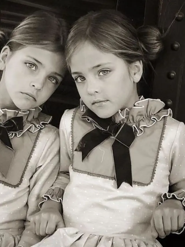 [Bintang] 10 Potret Menggemaskan Sepasang Saudara Kembar Tercantik di Dunia