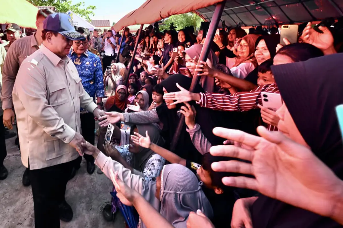 Presiden Prabowo Subianto mengunjungi posko pengungsian korban terdampak banjir di Padang Pariaman, Sumatra Barat, Senin (1/12/2025) (Biro Pers Istana)