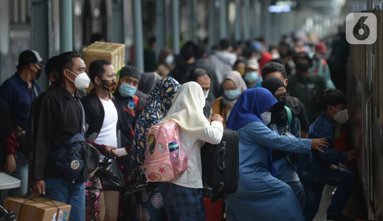 Penumpang menaiki kereta api Bangunkarta jurusan Jakarta-Jombang di Stasiun Senen, Jakarta, Selasa (18/5/2021). Berakhirnya larangan mudik pada 17 Mei 2021, Stasiun Senen ramai oleh pemudik susulan yang hendak berangkat ke kampung halaman di Jawa Tengah dan Jawa Timur. (merdeka.com/Imam Buhori)