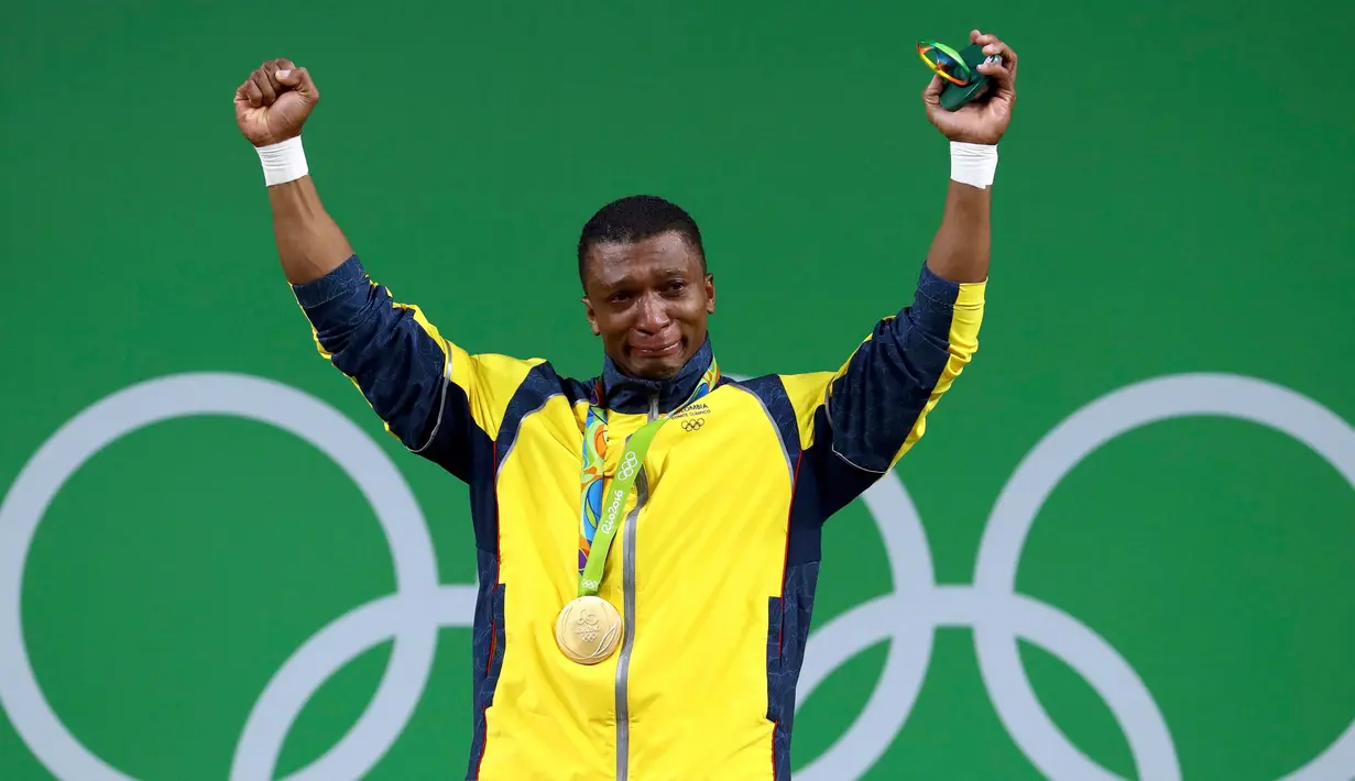 Atlet angkat besi asal Kolombia, Oscar Figueroa  tak kuasa menahan air matanya saat naik ke podium menjuarai cabang angkat besi kelas 62kg di Olimpiade Rio 2016, Brasil pada 8 Agustus 2016. (REUTERS/Yves Herman)