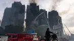 Petugas pemadam kebakaran berupaya memadamkan kebakaran yang terjadi di Wang Fuk Court, sebuah kompleks perumahan di distrik Tai Po, Wilayah Baru Hong Kong, Kamis 27 November 2025. Kebakaran dahsyat melanda Hong Kong. Setidaknya delapan gedung dan hampir 2.000 apartemen terbakar. (AP Photo/Chan Long Hei)