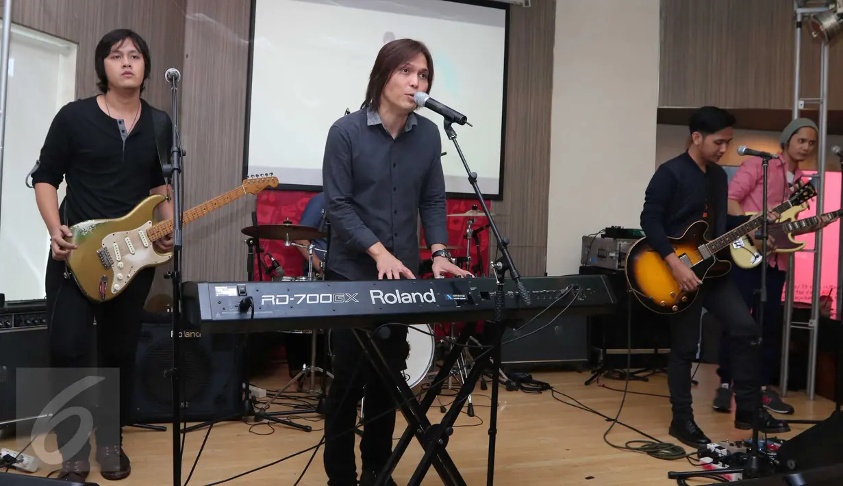 Once Mekel beraksi saat peluncuran album baru di kawasan Kemang, Jakarta, Rabu (16/12/2015). Once mengeluarkan album keduanya yang berjudul Intrinsik. (Liputan6.com/Angga Yuniar)